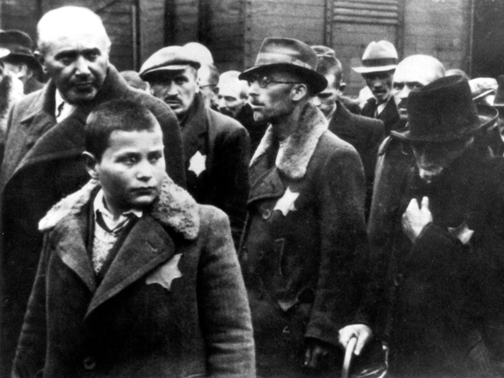 Май 1944 года: заключенные-евреи прибывают в Освенцим. Фото: архив Халтона