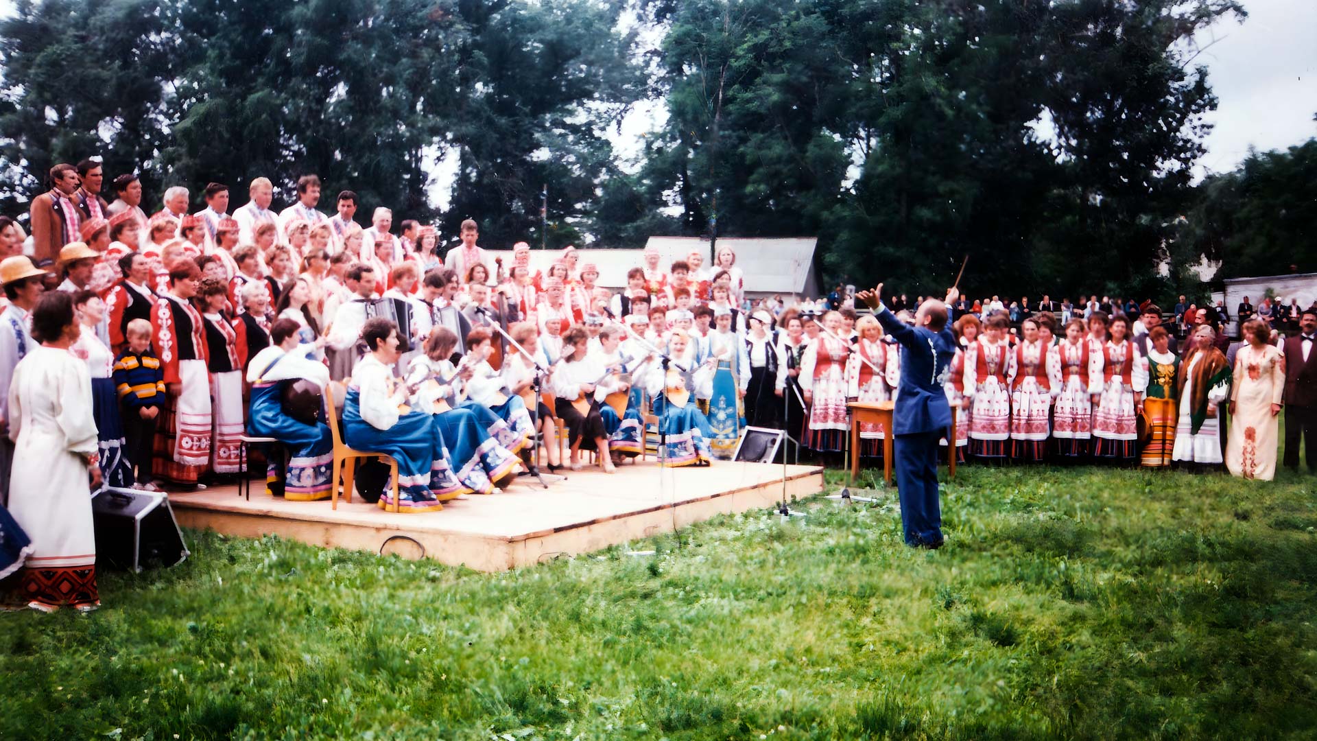 3 июля 1997 г. Впервые в стране отмечается День независимости Республики Беларусь. Сводный хор Слуцкого района.