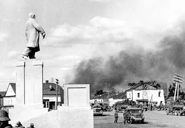 Фото — Памятник В.И.Ленину на городской площади г. Слуцка работы А.Бембеля