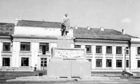Фото —Памятник В.И.Ленину на городской площади г. Слуцка работы А.Бембеля